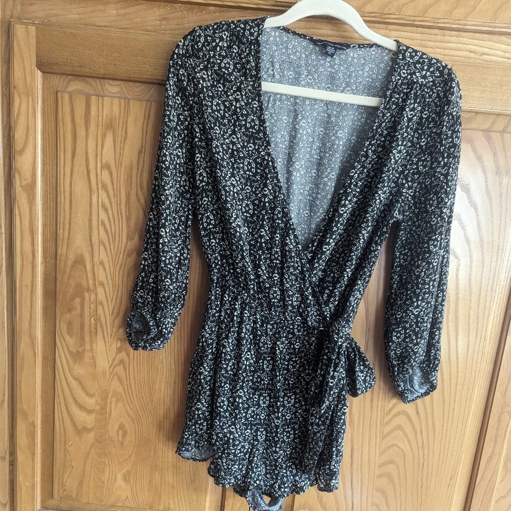 American Eagle Size XS Black/Cream Colored Romper
